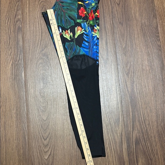 🔥🔥🔥Nike Blue and Green Leggings with Vibrant Print Size Medium🔥🔥🔥 - Picture 4 of 7